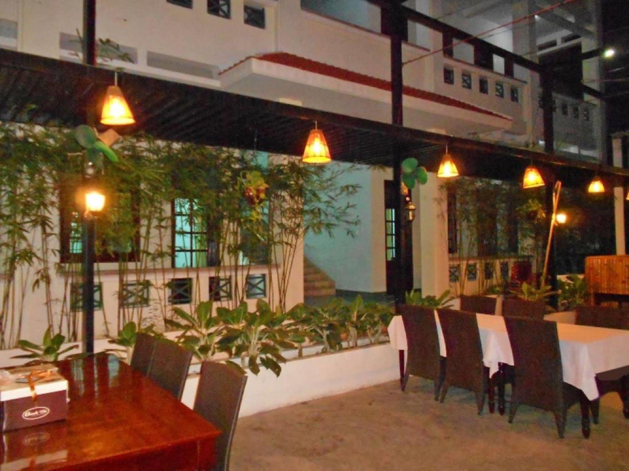 Oyo 381 Tuyet Mai Hotel Nha Trang Buitenkant foto