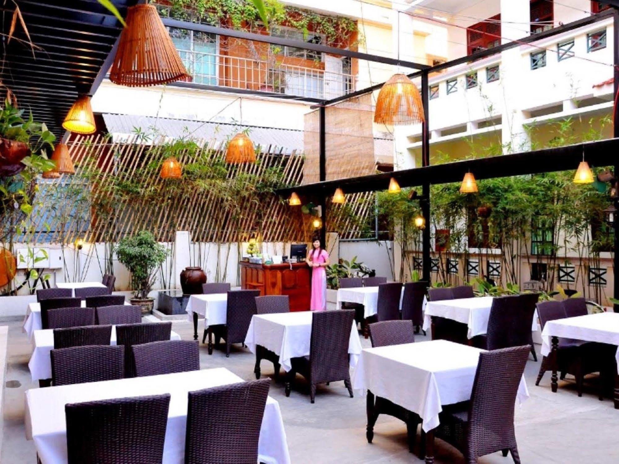 Oyo 381 Tuyet Mai Hotel Nha Trang Buitenkant foto