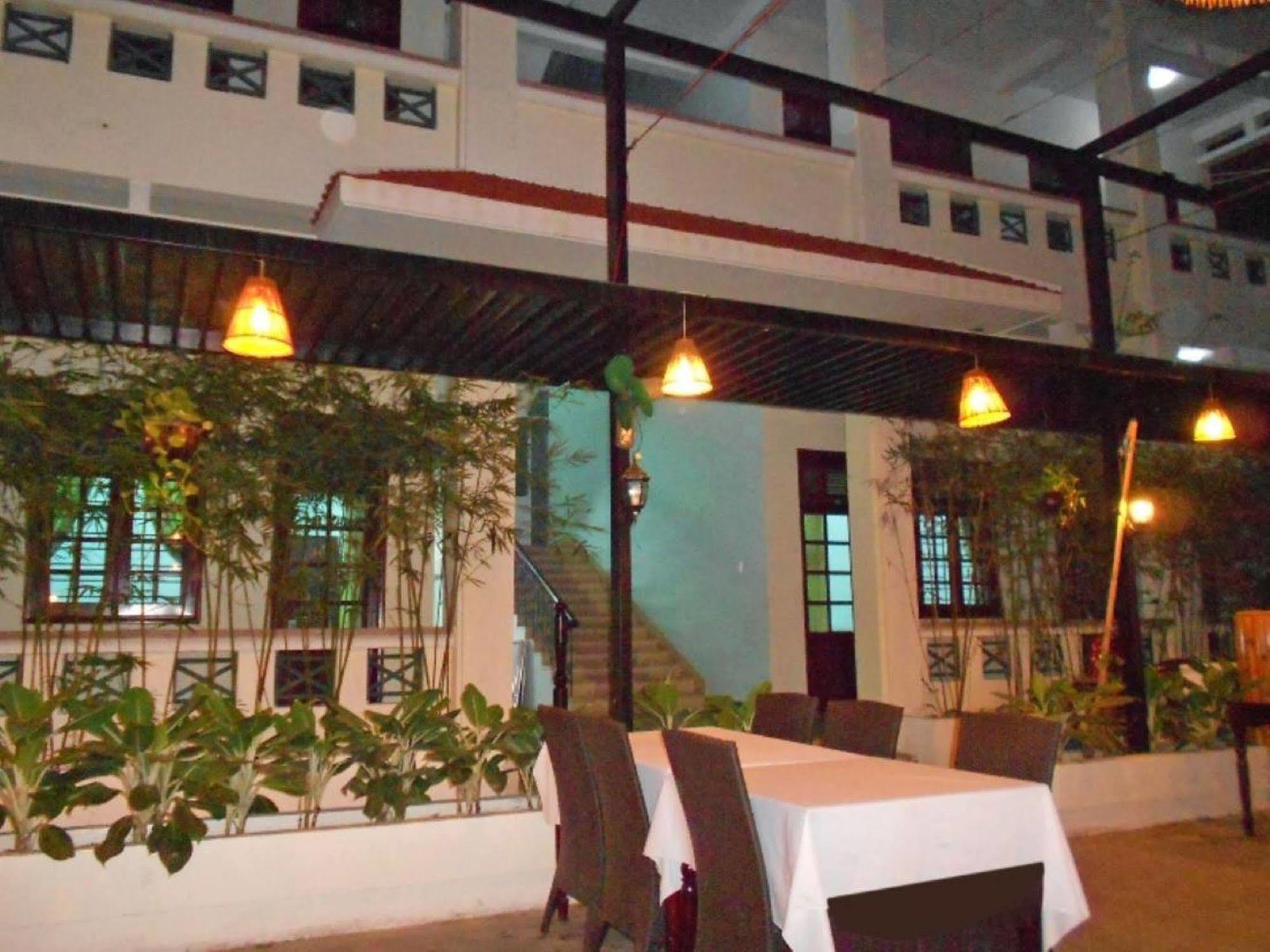 Oyo 381 Tuyet Mai Hotel Nha Trang Buitenkant foto
