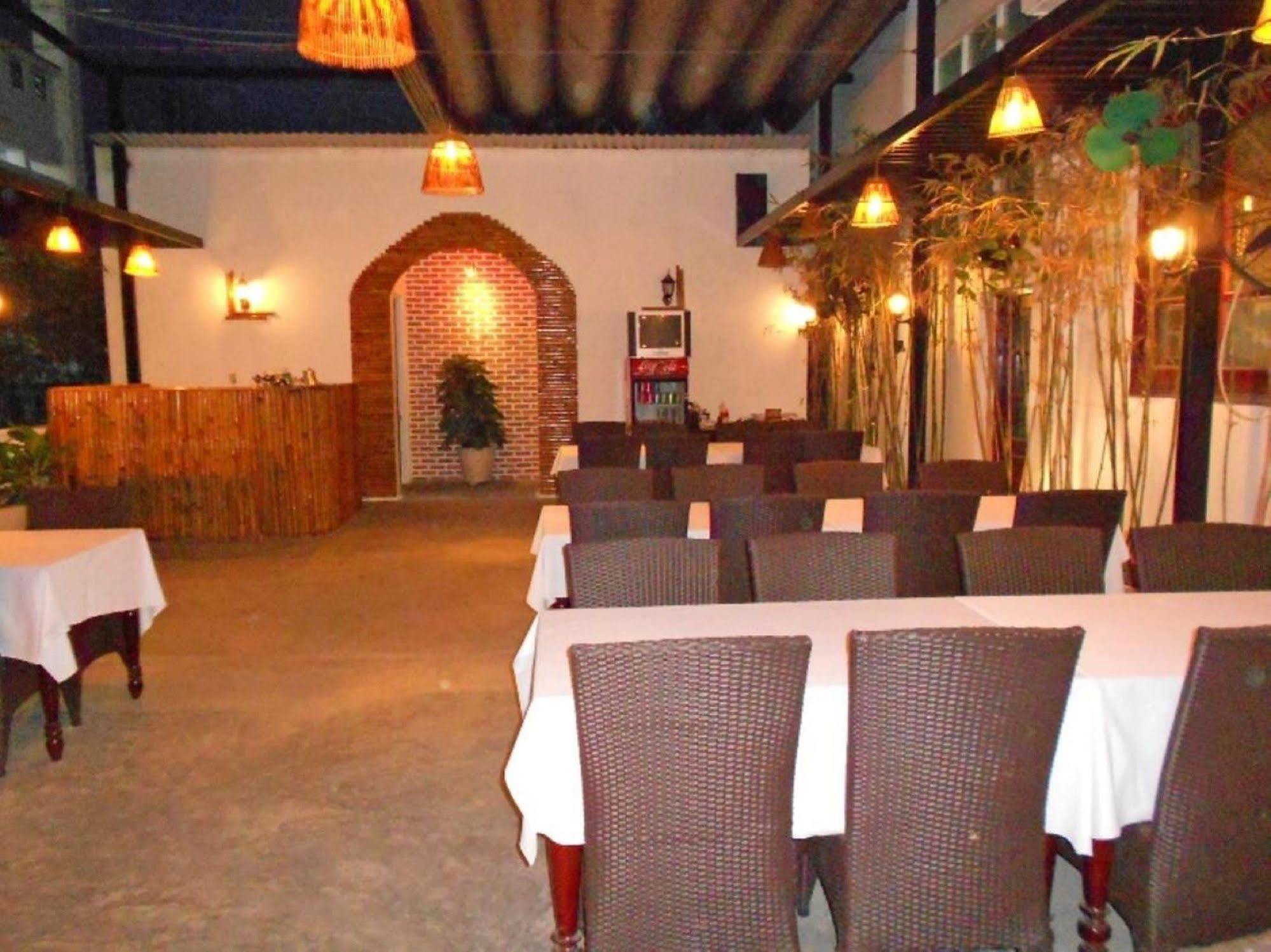 Oyo 381 Tuyet Mai Hotel Nha Trang Buitenkant foto